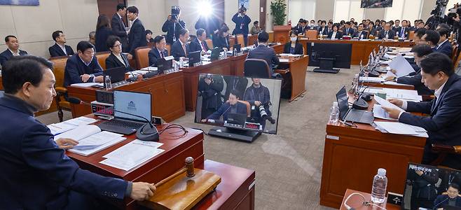 <YONHAP PHOTO-3885> 국회 국방위 개회    (서울=연합뉴스) 황광모 기자 = 성일종 국회 국방위원회 위원장이 17일 국회에서 국방위 전체 회의를 개회하고 있다. 2026.3.17     hkmpooh@yna.co.kr/2026-03-17 16:39:09/<저작권자 ⓒ 1980-2026 ㈜연합뉴스. 무단 전재 재배포 금지, AI 학습 및 활용 금지>
