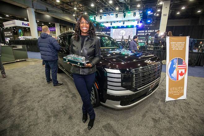 올라비시 보일 현대차 북미 본부 제품·모빌리티 부문 수석 부사장이 지난 1월 14일 디트로이트에서 진행된 '2026 북미 올해의 차' 시상식에서 팰리세이드가 유틸리티 부문 수상을 한 후 기념 촬영하고 있다. /연합뉴스