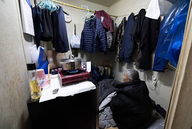 서울 용산구 동자동 쪽방촌에 거주하는 한 어르신이 두터운 외투를 입은 채 추위를 이겨내고 있다. /뉴스1