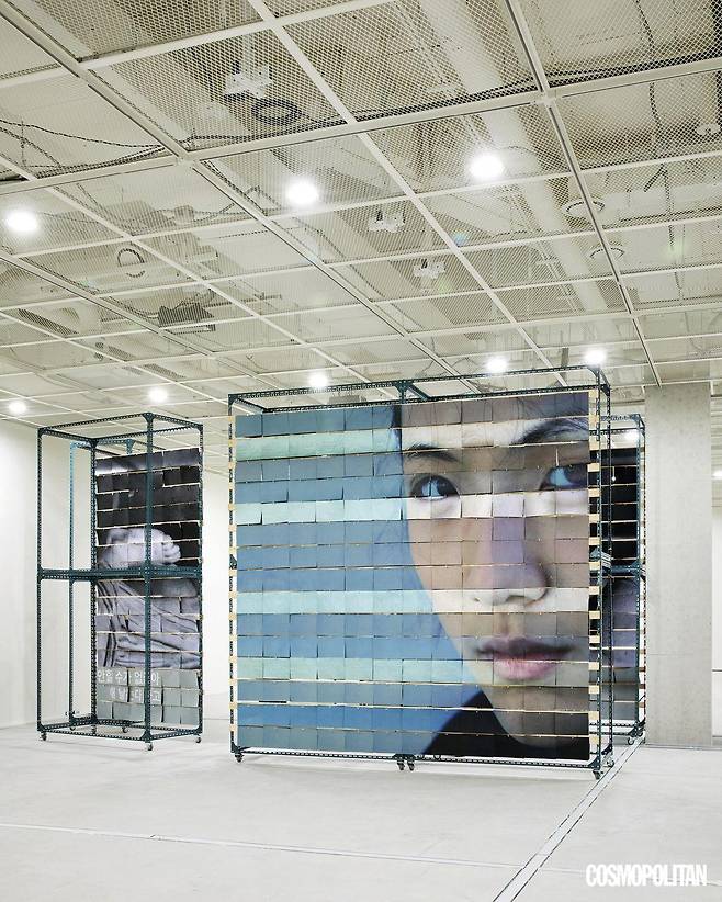 조현진, 하지민 〈밤짐승 놀이패〉작품 준비에 한창인 전시실의 모습.