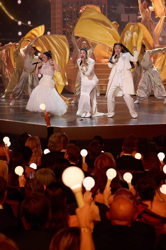 영화 ‘케이팝 데몬 헌터스’의 음악팀이 오스카 주제가상을 석권하며 할리우드 한복판을 K팝의 열기로 물들였다. 사진=©A.M.P.A.S.) 2026.03.16 뉴시스