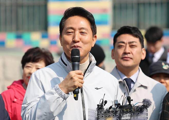 (서울=뉴스1) 오대일 기자 = 오세훈 서울시장이 17일 서울 영등포구 신길역세권 장기전세주택 건립 현장을 방문해 역세권 주택 활성화 방안을 발표하고 있다. 2026.3.17/뉴스1