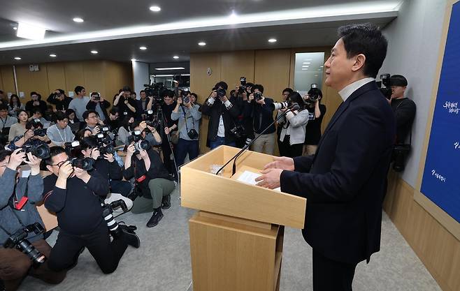 오세훈 서울시장이 6·3지방선거 국민의힘 서울시장 후보자 추가 공천 접수 마감일인 17일 오후 서울시청 브리핑룸에서 공천 신청과 관련한 입장을 밝히고 있다. 뉴스1