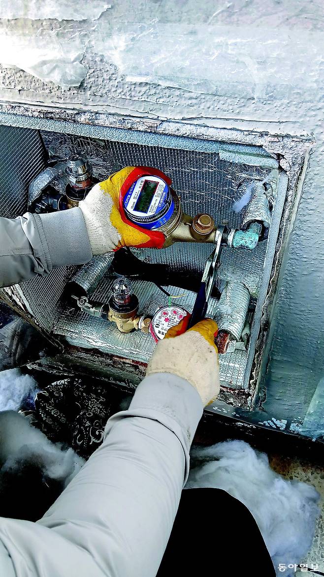 서울아리수본부 관계자가 복도식 아파트의 구식 수도 계량기를 디지털 계량기로 교체 설치하고 있다. 디지털 계량기는 동파에 강하고 원격 검침이 가능해 겨울철 동파 사고를 줄이고 인력도 절감할 수 있다. 서울아리수본부 제공