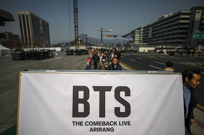 방탄소년단(BTS)의 서울 광화문광장 컴백 공연을 앞둔 17일 서울 종로구 광화문광장에서 도로 통제 안내문이 설치되어 있다. 2026.03.17. [서울=뉴시스]