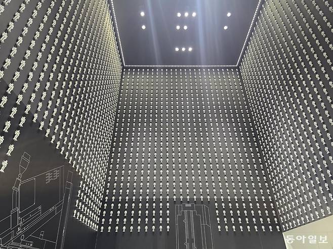 사출성형기 한 대가 하루에 생산할 수 있는 4000개의 건담 모형이 한 공간에 전시돼 관람객의 이해를 돕고 있다. 시즈오카=황인찬 특파원 hic@donga.com