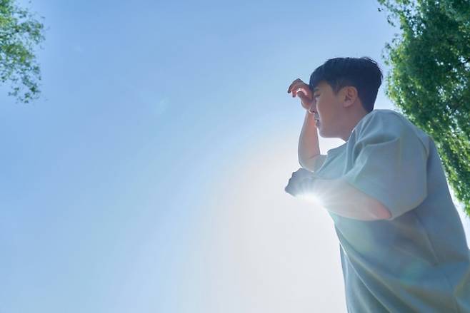 기후변화로 인한 기온 상승이 2050년까지 전 세계 수백만 명을 신체 활동 부족 상태로 몰아넣고 수십만 명의 조기 사망과 수십억 달러의 생산성 손실을 초래할 수 있다는 연구 결과가 나왔다. 게티이미지뱅크 제공&nbsp;