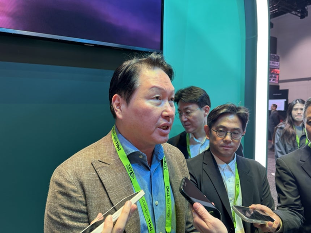최태원 SK그룹 회장이 16일(현지시간) 미국 캘리포니아주 새너제이 컨벤션센터에서 열린 엔비디아 연례 개발자회의 'GTC 2026' 전시장에서 기자들의 질문에 답하고 있다. 연합뉴스
