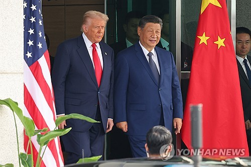 도널드 트럼프 미국 대통령과 시진핑 중국 국가주석이 30일 부산 공군 제5공중기동비행단 내 나래마루에서 미중 정상회담을 마친 뒤 회담장을 나서고 있다. [부산=연합뉴스]