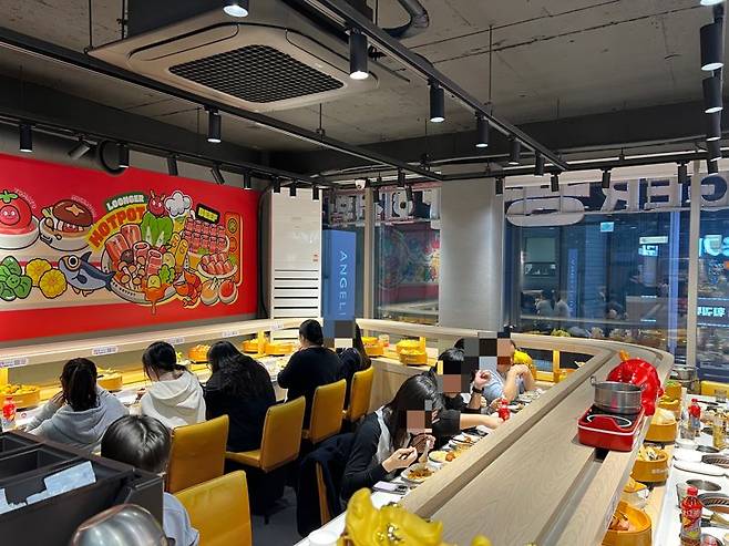 지난 9일 서울 중구의 용가회전훠궈가 평일 저녁임에도 사람들로 가득 차 있다. 사진=박경호 기자