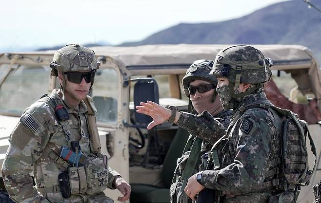 육군은 지난 4일부터 15일까지 미국 캘리포니아주 모하비 사막 국립훈련센터에서 연합 소부대훈련을 실시했다고 17일 밝혔다. 사진은 미 NTC 연합 소부대훈련에서 한미 장병이 임무 수행절차에 대해 토의하는 모습. 육군 제공