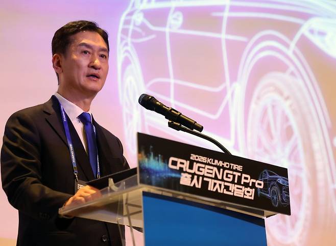 17일 서울 용산구 그랜드 하얏트 서울에서 열린 2026 금호타이어 '크루젠 GT Pro' 출시 기자간담회에서 정일택 금호타이어 대표이사 사장이 환영사를 하고 있다. 사진=뉴시스화상