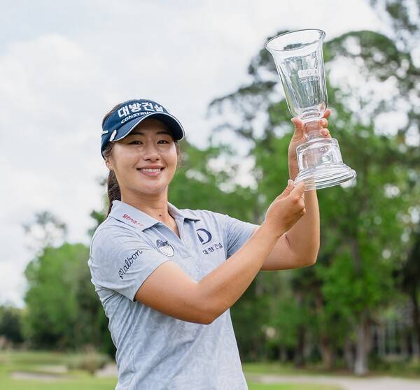 2026년 미국여자프로골프(LPGA) 2부 투어인 엡손투어 IOA 골프 클래식 우승을 차지한 이정은6 프로가 우승 트로피를 들고 기념 촬영하는 모습이다. 사진제공=엡손투어_LPGA (사진을 무단으로 사용하지 마십시오.)