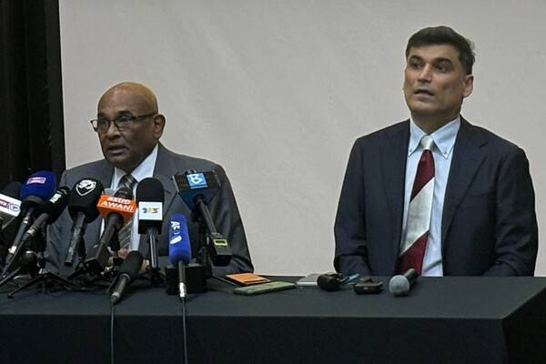 윈저 존 아시아축구연맹(AFC) 사무총장(왼쪽)과 바히드 카르다니 부총장. 말레이시아/AP 연합뉴스