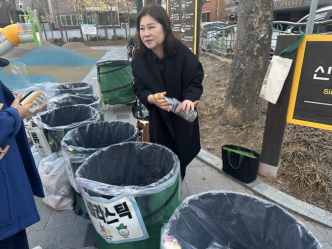 코디네이터 나은선씨가 플라스틱병을 들어 보이며 분리배출하는 방법을 알려주고 있다. 은평구청 제공