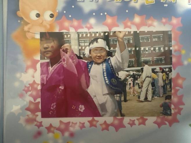 2005년 초등학교 운동회 때 오정민씨가 한국 전통 의상을 입고 밝게 웃고 있다. 오정민 제공