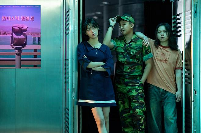 씨네큐브 개관 25주년 기념 영화 ‘극장의 시간들’ 중 첫 번째 작품인 이종필 감독의 ‘침팬지’는 시네필이라는 공통점으로 친구가 된 고도, 모모, 제제가 나눴던 추억을 중심으로 전개된다. 티캐스트 제공