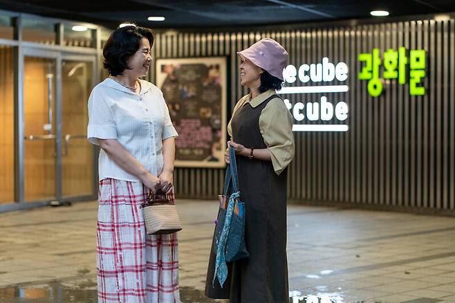 ‘극장의 시간들’ 중 세 번째 작품인 ‘영화의 시간’은 고교 동창인 영화와 우연의 이야기를 뼈대로 극장 뒤편에서 일하는 영사기사, 매표원, 청소부 등의 이야기를 담아낸다. 티캐스트 제공