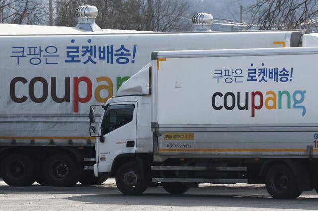 2월 27일 서울의 한 쿠팡 물류센터에 배송 차량들이 주차돼 있다. 연합뉴스