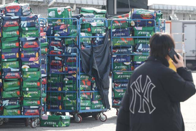 2월 27일 서울의 한 쿠팡 물류센터에 쿠팡 배송 박스들이 쌓여 있다. 연합뉴스