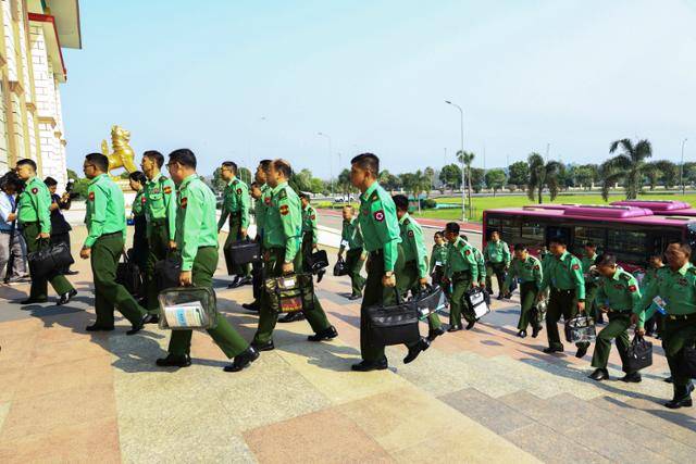 친군부 정당인 통합연대발전당(USDP) 소속 의원들이 16일 미얀마에서 열린 하의 의회에 참석하기 위해 들어가고 있다. 미얀마= 로이터 연합뉴스