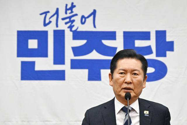 정청래 더불어민주당 대표가 17일 국회에서 열린 의원총회에 참석해 모두발언을 하고 있다. 민경석 기자