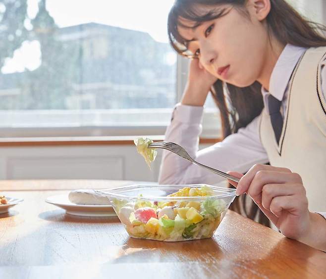 인공지능(AI)이 제시하는 다이어트 식단이 청소년에게 필요한 일일 열량보다 크게 부족하고 영양소 구성도 불균형할 수 있다는 연구 결과가 나왔다.​/사진=게티이미지뱅크