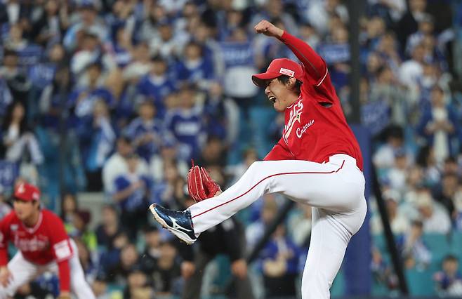 <yonhap photo-4823="">14일 대구 삼성라이온즈파크에서 열린 2025 프로야구 KBO리그 포스트시즌 준플레이오프 4차전 SSG 랜더스와 삼성 라이온즈의 경기. 1회말 SSG 선발투수 김광현이 역투하고 있다. 2025.10.14 [연합뉴스]</yonhap>