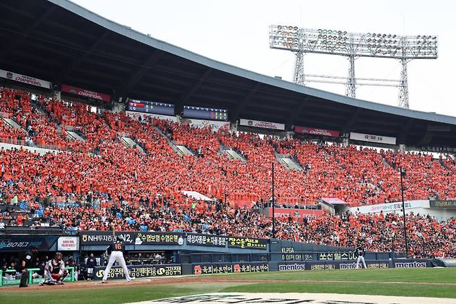 <yonhap photo-5209="">26일 서울 잠실야구장에서 2025 프로야구 한국시리즈 1차전 한화 이글스 대 LG 트윈스 경기가 열리고 있다. 2025.10.26 [연합뉴스]</yonhap>