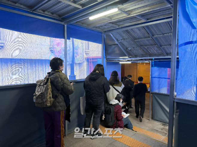 BTS 팬들이 17일 오전 서울 중구 KG타워에 마련된 일간스포츠 BTS 특별판을 구매하기 위해 줄을 서 있다. 사진=IS포토&nbsp;