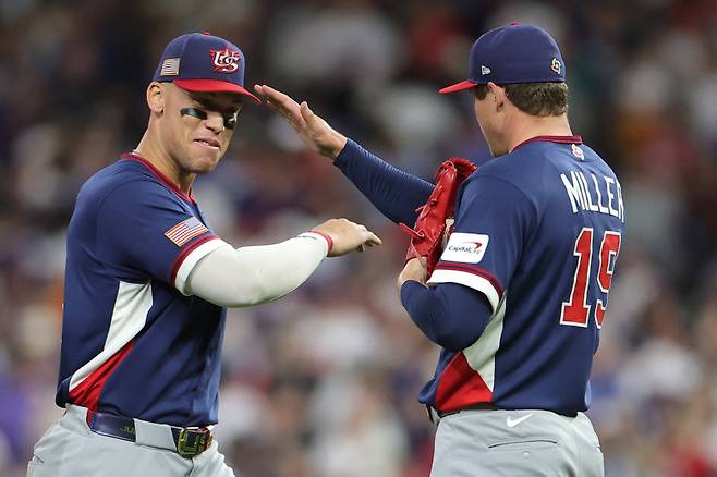<yonhap photo-4125=""> HOUSTON, TEXAS - MARCH 13: Mason Miller #19 and Aaron Judge #99 of Team United States celebrate their 5-3 win against Team Canada at Daikin Park on March 13, 2026 in Houston, Texas. Alex Slitz/Getty Images/AFP (Photo by Alex Slitz / GETTY IMAGES NORTH AMERICA / Getty Images via AFP)/2026-03-14 12:22:31/ <저작권자 ⓒ 1980~2026 ㈜연합뉴스. 무단 전재 재배포 금지, AI 학습 및 활용 금지></yonhap>