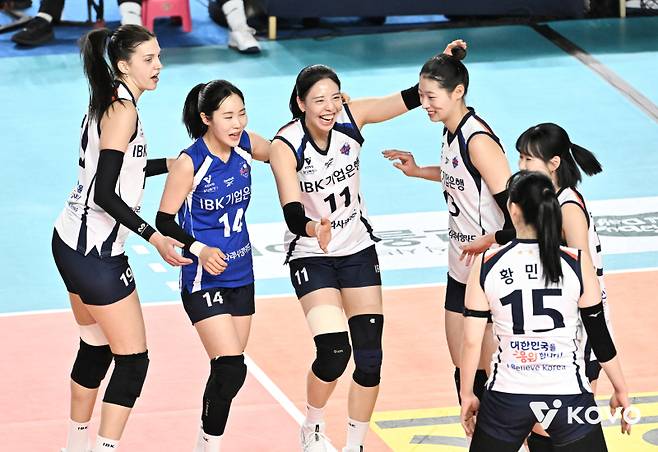 IBK기업은행이 정규리그 마지막 경기에서 승리하며 봄배구 진출 희망을 이어갔다. 사진=KOVO