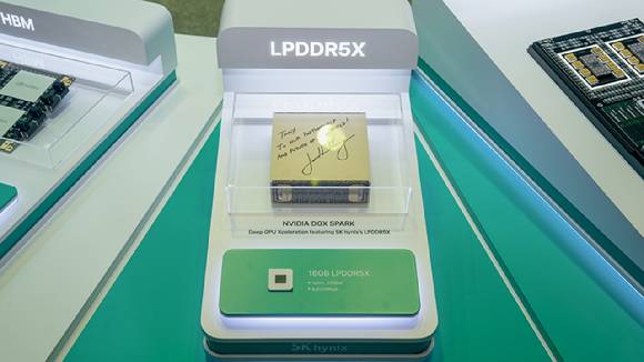 엔비디아의 ‘DGX Spark’와 SK하이닉스의 ‘LPDDR5X'. 젠슨황이 서명한 제품. [사진=SK하이닉스]