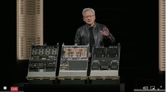 젠슨 황 엔비디아 최고경영자(CEO)가 미국 새너제이에서 열린 GTC 2026 키노트에서 차세대 AI 칩 플랫폼인 '베라 루빈(Vera Rubin)'의 핵심 컴퓨팅 트레이 실물을 소개하고 있다. [사진=엔비디아 유튜브 캡처]