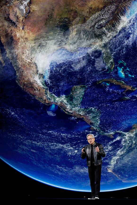 젠슨황 엔비디아 CEO가 16일(현지시간) 미국 캘리포니아주 새너제이에서 개막한 'GTC 2026' 무대에 오른 모습. [사진=연합뉴스]