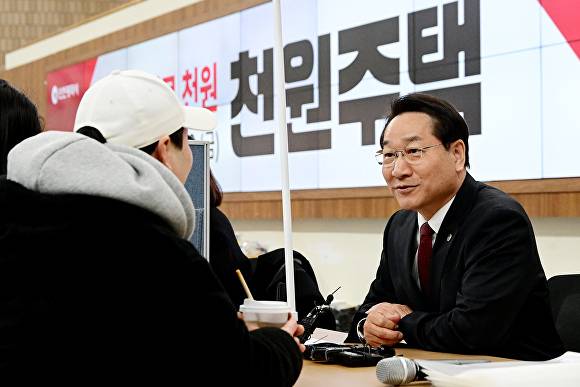 유정복 인천광역시장이 16일 시청 중앙홀에서 천원주택 예비입주자 접수를 받고 있다. [사진=인천시청 제공]
