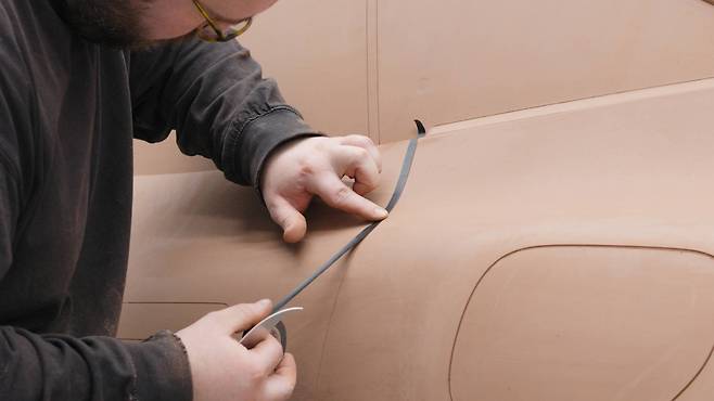 클레이 모델링 스튜디오에서 디자인 작업을 진행하는 모습 / 출처=지커