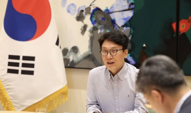 김민석 총리가 미국 순방 현지에서 국무총리실 간부회의를 주재하고 있다. (김민석 총리 페이스북)