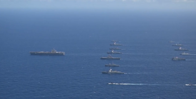 미 해군 함정들이 해상에서 대열을 이룬 채 항해하고 있다. (SBS 캡처)