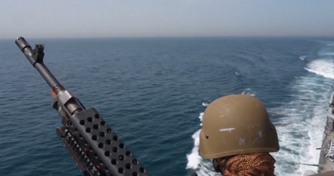 해상 작전 중인 함정 위에서 바라본 바다와 무장 장비 모습. (SBS 캡처)