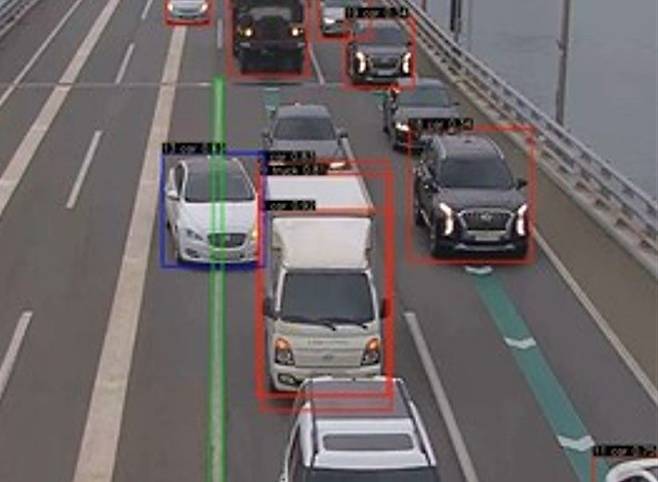 AI 단속 장비는 차량 움직임을 실시간 분석해 끼어들기를 24시간 단속한다. [사진 부산시설공단]