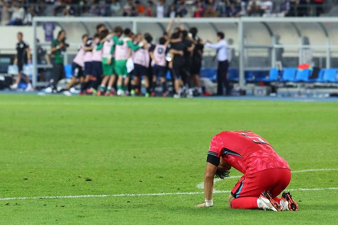 지난해 7월 동아시안컵에서 일본에 0-1로 패한 뒤 그라운드에 주저앉아 아쉬워하는 한국 축구대표팀 수비수 박진섭. 반드시 이겨야 우승이 가능했던 한국은 안방에서 일본에 우승을 내줬다. 한일전 ‘3연속 무득점 패배’ 굴욕도 당했다. 연합뉴스