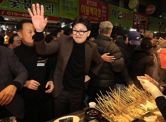한동훈 전 국민의힘 대표가 지난 7일 부산 구포시장에서 지지자들에게 인사하고 있다. 뉴스1