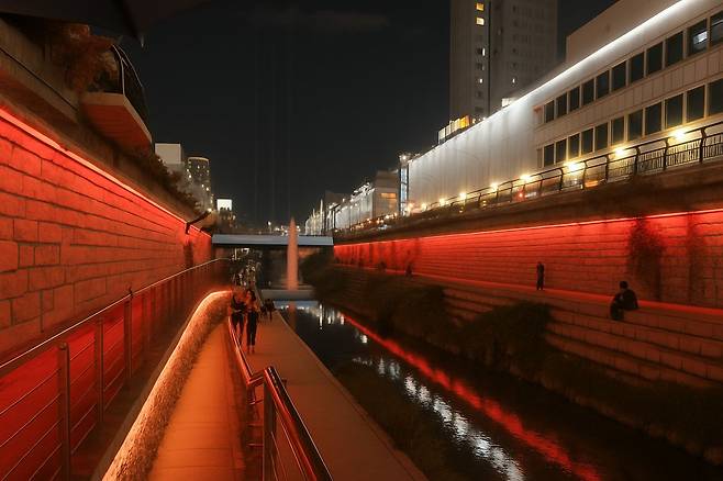 4월 6일부터 19일까지 청계천 오간수교~버들다리 약 500m 구간은 방탄소년단의 상징을 활용한 ‘아리랑 라이트워크’로 꾸며진다. [사진 서울시]