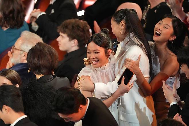 레이 아미(왼쪽)와 오드리 누나가 98회 아카데미 시상식에서 '케이팝 데몬 헌터스'의 주제곡 '골든'이 주제가상 수상자로 호명되자 기뻐하고 있다. [AP=연합뉴스]