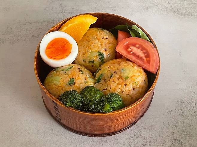 봄이 제철인 봄동은 생으로 먹어도 좋지만 살짝 데치면 달큰한 맛이 살아난다. 사진 김희경