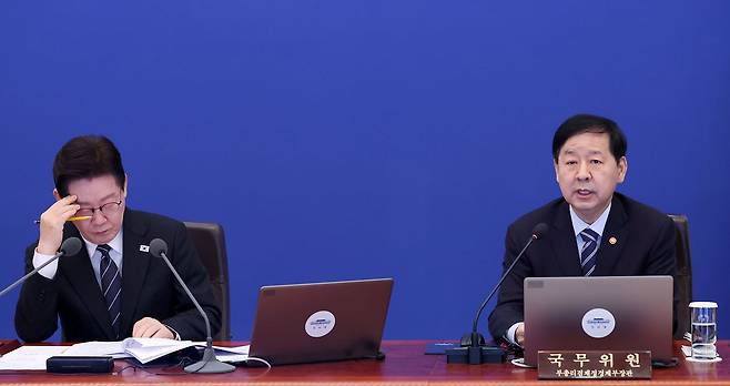 구윤철(오른쪽) 부총리 겸 재정경제부 장관이 지난 10일 청와대에서 열린 국무회의에서 발언하고 있다. 뉴시스