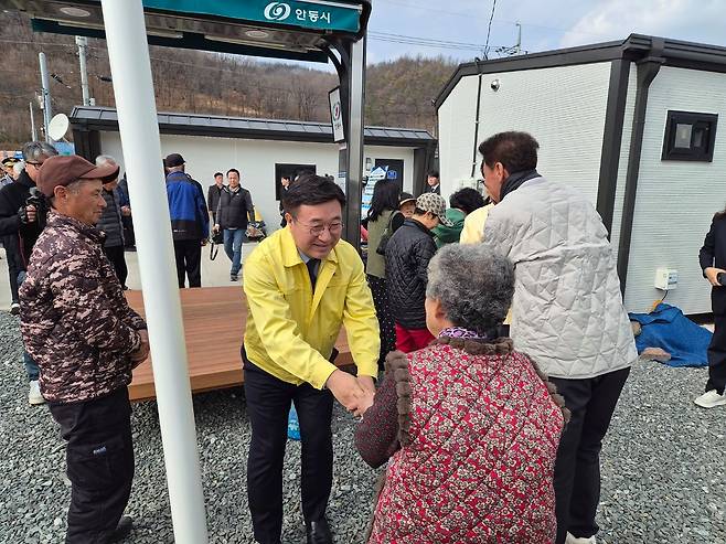 지난 16일 경북 안동시 일직면 명진2리 산불 이재민 임시조립주택 주거단지에서 윤호중 행정안전부 장관이 주민들과 인사를 나누고 있다. 김정석 기자