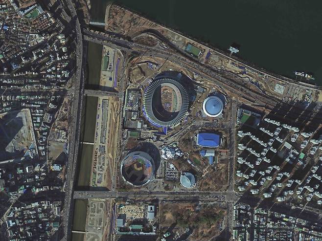 17일 우주항공청이 다목적실용위성 7호(다목적 7호)와 차세대중형위성 3호의 첫 촬영 영상과 초기운영 성과를 공개했다. 사진은 다목적 7호가 촬영한 서울 잠실 올림픽 경기장의 모습. 사진 우주항공청 제공