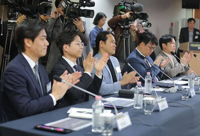 17일 서울 중구 프레스센터에서 열린 국민성장펀드 'K-엔비디아 프로젝트' 민관 합동 간담회에서 AI 반도체 기업 5사 대표들이 배경훈 부총리 겸 과학기술정보통신부 장관의 인사말을 듣고 있다.   왼쪽부터 신성규 리벨리온 CFO, 김주영 하이퍼엑셀 대표, 백준호 퓨리오사AI 대표, 김녹원 딥엑스 대표, 신동주 모빌린트 대표. 연합뉴스